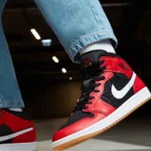 Nike Air Jordan 1 Mid SE “Christmas Tree” 2022 Black Red DQ8418-006 Sz 7y Youth